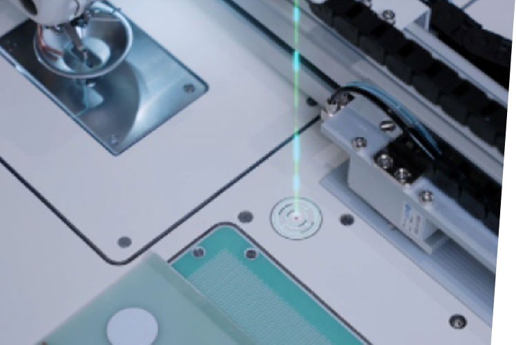 Automat do odszywania z automatyczną zmianą programów szycia.