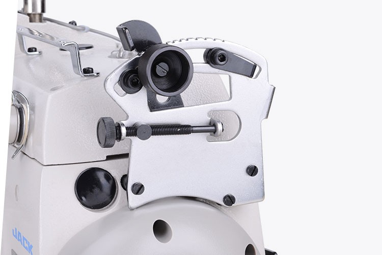 Overlock z szybką i łatwą regulacją transportu górnego.