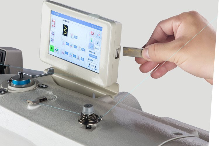 Maszyna typu zig-zag z wbudowanym portem USB.