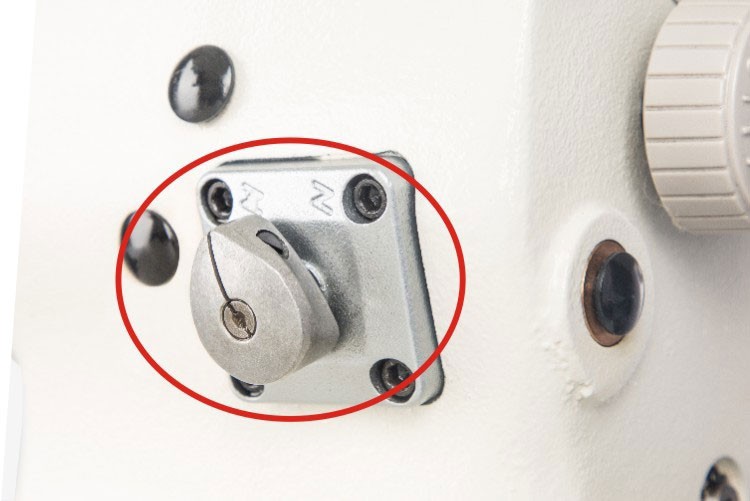 Maszyna do szycia ze zmianą typu ściegu.