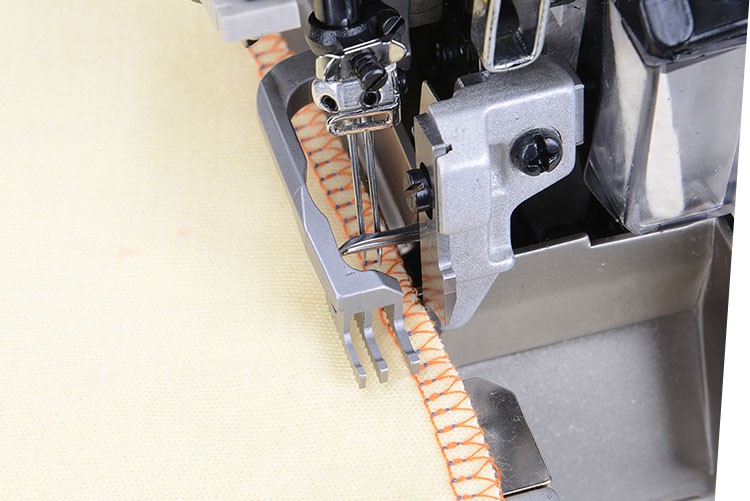 Overlock z kroczącą stopką.